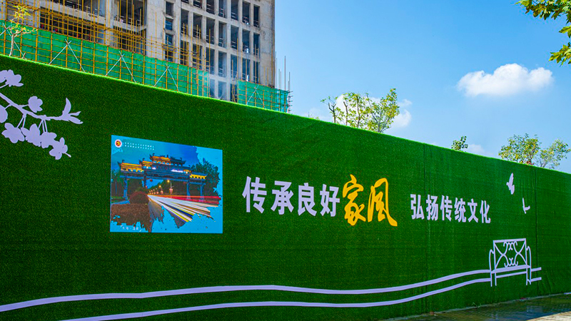 青岛工程围挡怎么选？颜色、材质与设计的全方位对比